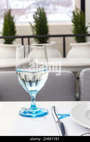 Bicchiere di acqua su un tavolo in un ristorante Foto Stock