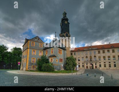 Il castello cittadino di Weimar Germania in Un bel giorno di primavera soleggiato con poche nuvole scure ln the Sky Foto Stock