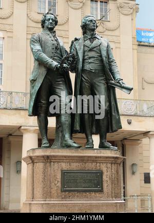 I grandi poeti di Germanys Goethe e Schiller come una statua di bronzo a Weimar Germania in Una bella Primavera del sole Foto Stock