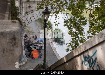 Roma, Italia 24/07/2015: Senzatetto accampato sulle rive del Tevere. ©Andrea Sabbadini Foto Stock