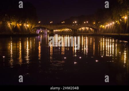 Roma, Italia 10/11/2016: Fiume Tevere di notte. © Andrea Sabbadini Foto Stock