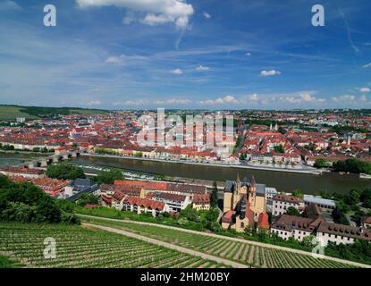 Vista da Fort Marienberg al centro storico di Wuerzburg, Germania, in Una splendida giornata estiva soleggiato con un cielo blu chiaro e alcune nuvole Foto Stock