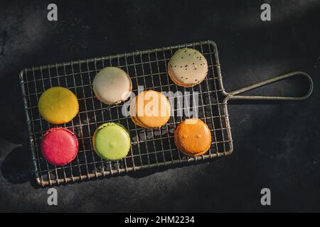 Macaron, o macaron su una vecchia griglia di raffreddamento, direttamente sopra lo shot Foto Stock