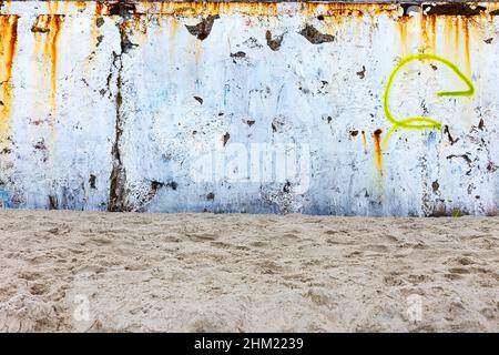 Fondo parete di calcestruzzo, tracce di agenti atmosferici, usura parete danni vernice vernice vecchia. Resti di vernice vecchia sulla superficie di calcestruzzo verniciata. Grungy concre Foto Stock