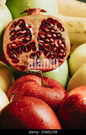 Un frutto della passione su altri frutti, cibo sano primaverile concept shot Foto Stock