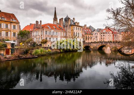 Vista sulla città dalla splendida città di Metz in Francia. Ponti, case e chiese sulla riva del fiume Mosella. Foto Stock