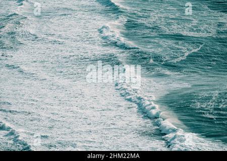 Vista aerea di una massiccia onda che si schiantano nel mezzo dell'oceano Foto Stock