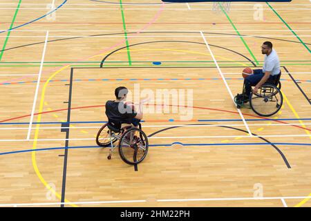 Nottingham UK 6th Feb 2022: University of Nottingham i giocatori della squadra di basket Wheelchair hanno una sessione di prove pratiche oggi prima della loro partita contro la squadra di basket della Worcester University Wheelchair il prossimo fine settimana. Credit: Xiu Bao/Alamy Live News Foto Stock