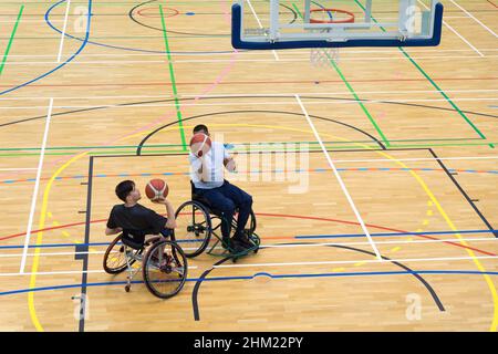 Nottingham UK 6th Feb 2022: University of Nottingham i giocatori della squadra di basket Wheelchair hanno una sessione di prove pratiche oggi prima della loro partita contro la squadra di basket della Worcester University Wheelchair il prossimo fine settimana. Credit: Xiu Bao/Alamy Live News Foto Stock