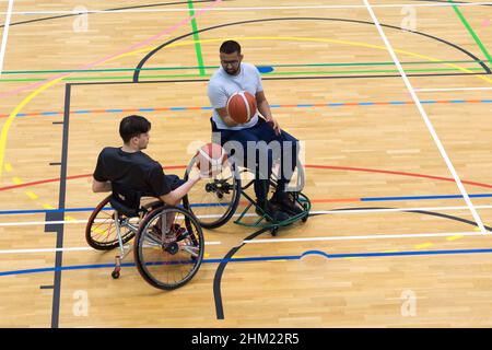 Nottingham UK 6th Feb 2022: University of Nottingham i giocatori della squadra di basket Wheelchair hanno una sessione di prove pratiche oggi prima della loro partita contro la squadra di basket della Worcester University Wheelchair il prossimo fine settimana. Credit: Xiu Bao/Alamy Live News Foto Stock