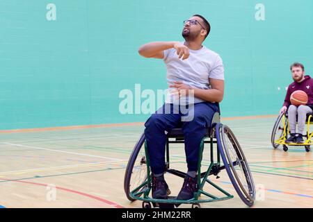 Nottingham UK 6th Feb 2022: University of Nottingham i giocatori della squadra di basket Wheelchair hanno una sessione di prove pratiche oggi prima della loro partita contro la squadra di basket della Worcester University Wheelchair il prossimo fine settimana. Credit: Xiu Bao/Alamy Live News Foto Stock