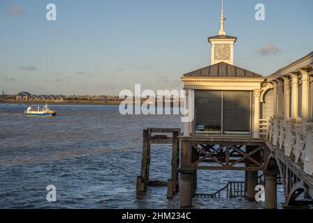 Il Gravesend a Tilbury traghetto nel mezzo del Tamigi con il Molo della Città, il più antico Molo di ghisa del mondo Foto Stock