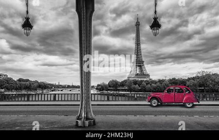 Torre Eiffel con auto d'epoca a Parigi, vista da sotto il ponte Bir Hakeim Foto Stock