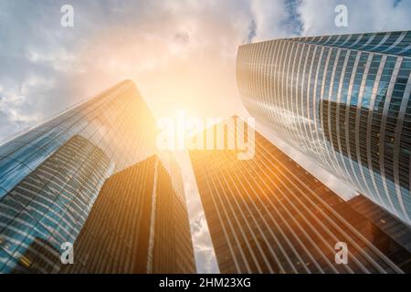 Basso angolo vista dei grattacieli moderni Foto Stock