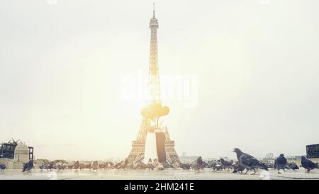 Coppia di nozze vicino alla Torre Eiffel a Parigi, bacio romantico, Francia. Foto Stock