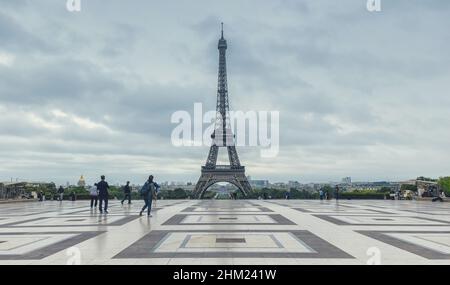 Torre Eiffel, Parigi. Vista sulla Tour Eiffel da Piazza Trocadero (Place du Trocadero). Parigi, Francia Foto Stock
