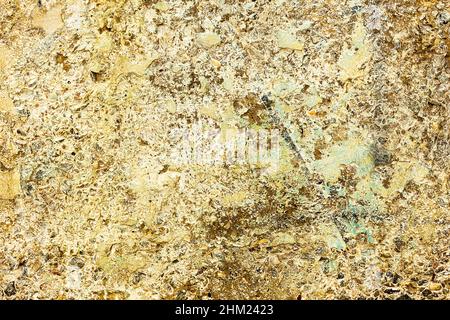 Fondo parete di calcestruzzo, tracce di agenti atmosferici, usura parete danni vernice vernice vecchia. Resti di vernice vecchia sulla superficie di calcestruzzo verniciata. Grungy concre Foto Stock