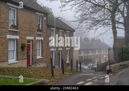 Nebbia invernale mattina guardando giù Shrubbery Road nella zona di conservazione della collina di Windmill di Gravesend Kent Foto Stock