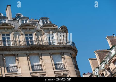 Parigi, splendidi edifici Haussmann in una zona chic della capitale francese Foto Stock