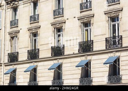 Splendidi edifici Haussmann a parigi in estate Foto Stock