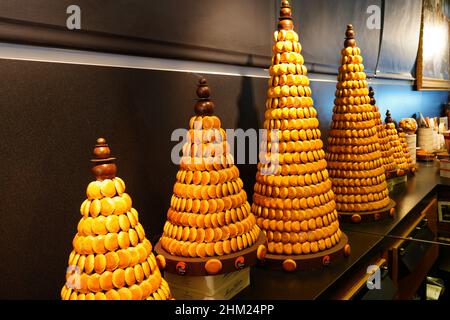 BIARRITZ, FRANCIA -18 AGO 2021- Vista di Maison Adam, un'importante panetteria fondata nel 1660 dove i biscotti di mandorle macaron sono stati inventati a Saint-Jean-de-Luz Foto Stock