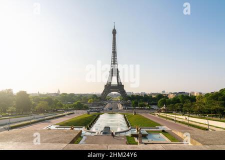 Torre Eiffel vista dalla piazza della fontana del Trocadero Foto Stock