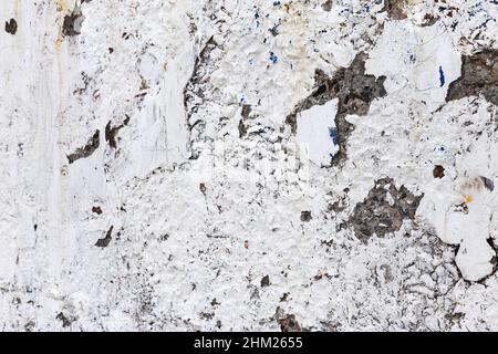 Fondo parete di calcestruzzo, tracce di agenti atmosferici, usura parete danni vernice vernice vecchia. Resti di vernice vecchia sulla superficie di calcestruzzo verniciata. Grungy concre Foto Stock