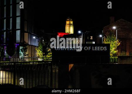 LEEDS, UK - 15 OTTOBRE 2021 l'Università di Leeds firma con il parkinson edificio nella notte posteriore del byt Foto Stock