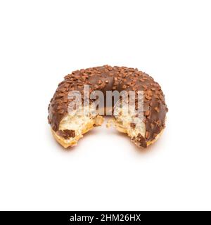 Ciambella di cioccolato metà mangiato isolata su sfondo bianco Foto Stock