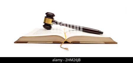 Libro di legge con Gavel isolato sul backgorund bianco Foto Stock