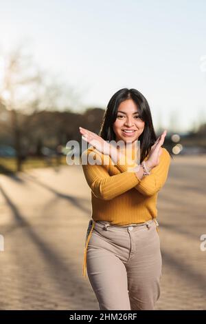 rompere il simbolo di bias della giornata internazionale della donna. donna latina ecuadoriana 8m Foto Stock