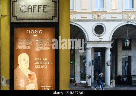 Una pubblicità dello storico Café Fiorio, aperto nel 1870 a Torino, con un ritratto del Conte di Cavour, suo cliente regolare, Piemonte, Italia Foto Stock