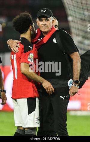 Yaounde, Camerun. 06th Feb 2022. L'allenatore d'Egitto Carlos Queiroz e Mohamed Salah appaiono abbattuti dopo la sconfitta della loro squadra nella finale partita di calcio della Coppa delle nazioni dell'Africa 2021 tra Senegal ed Egitto allo Stadio Paul Biya 'Olembe'. Credit: Hassan Mohamed/dpa/Alamy Live News Foto Stock