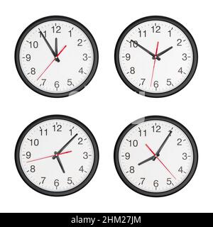 orologio da parete rotondo isolato su sfondo bianco Foto Stock