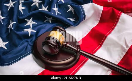 Legge Gavel e bandiera USA america - concetto di crimine americano Foto Stock