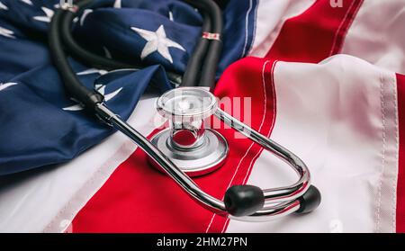 Stetoscopio sulla bandiera nazionale americana - immagine del concetto di medicina Foto Stock