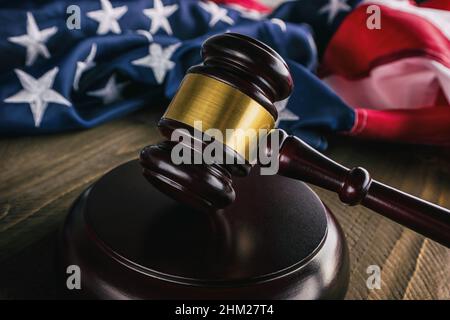 Martello di legno con bandiera americana su una tavola di legno Foto Stock