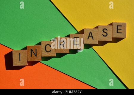 Aumentare, parola in lettere di legno alfabeto isolato su sfondo colorato Foto Stock