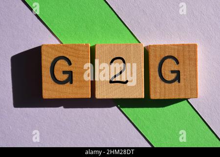 g2g, acronimo, internet slang per Got To Go, in lettere in alfabeto di legno isolate su sfondo Foto Stock