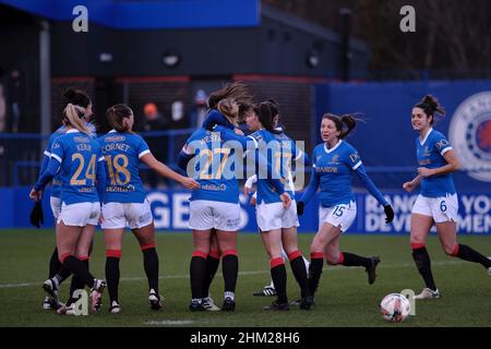 Glasgow, Regno Unito. 06th Feb 2022. Rangers Training Center, Glasgow, Scozia, febbraio 6th 2022 Brianna Westrup (Rangers, #27) si dirige a casa da un angolo per farlo 2-0 durante la partita della Scottish Women's Premier League 1 tra Rangers e Glasgow City al Rangers Training Center di Glasgow, Scozia. Scottish Women's Premier League 1 Alex Todd/SPP Credit: SPP Sport Press Photo. /Alamy Live News Foto Stock