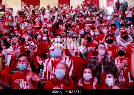 Bloomington, Stati Uniti. 06th Feb 2022. I tifosi dell'Indiana University incoraggiano contro Purdue durante il gioco di basket femminile della National Collegiate Athletic Association (NCAA) a Bloomington. L'Indiana University Hoosiers battere Purdue 64-57. (Foto di Jeremy Hogan/SOPA Images/Sipa USA) Credit: Sipa USA/Alamy Live News Foto Stock