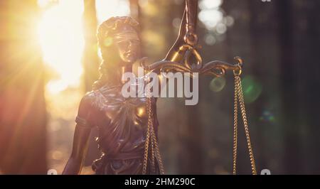 La statua di giustizia - lady giustizia o Iustitia / Justitia dea romana di giustizia Foto Stock