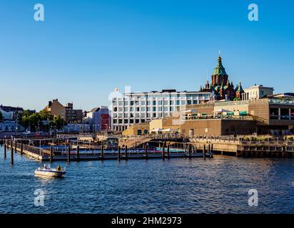 Vista su South Harbour verso la Cattedrale di Uspenski e Allas Sea Pool and Restaurant, Helsinki, contea di Uusimaa, Finlandia Foto Stock