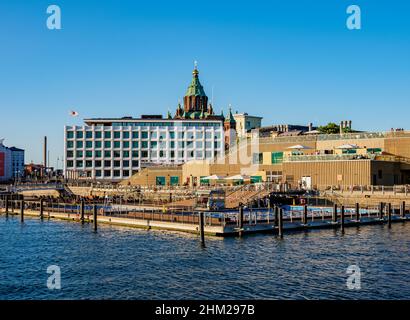 Vista su South Harbour verso la Cattedrale di Uspenski e Allas Sea Pool and Restaurant, Helsinki, contea di Uusimaa, Finlandia Foto Stock