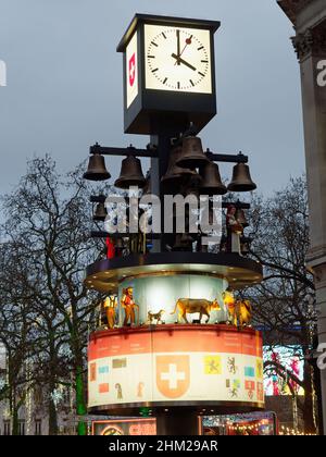 Vista del glockenspiel svizzero alias l'orologio svizzero a Leicester Square Londra al crepuscolo Foto Stock