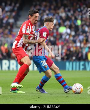 Sabadell, Barcellona, Spagna. 6th Feb 2022. Barcellona Spagna 06.02.2022 Gavi Paez (FC Barcellona) e Stefan Savic (Atletico de Madrid) combattono per la palla durante la Liga Santander tra il FC Barcelona e l'Atletico de Madrid a Camp Nou il 06 febbraio 2022 a Barcellona. (Credit Image: © Xavi Urgeles/ZUMA Press Wire) Credit: ZUMA Press, Inc./Alamy Live News Foto Stock