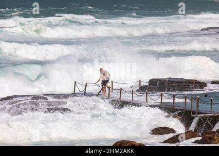 Due ragazzi australiani che giocano e si divertono nel grande surf ad Avalon Beach, NSW, Sydney, Australia Foto Stock