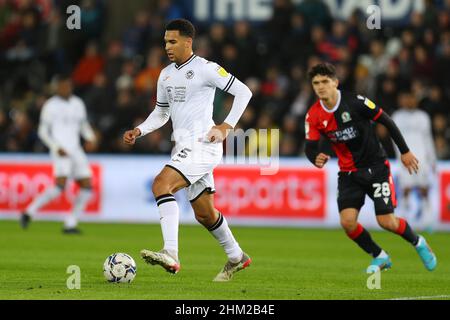 Swansea, Regno Unito. 05th Feb 2022. Ben Cabango di Swansea City in azione. EFL Skybet Championship Match, Swansea City vs Blackburn Rovers allo Stadio Swansea.com di Swansea sabato 5th febbraio 2022. Questa immagine può essere utilizzata solo a scopo editoriale. Solo per uso editoriale, licenza richiesta per uso commerciale. Nessun uso in scommesse, giochi o un singolo club/campionato/giocatore pubblicazioni. pic di Andrew Orchard//Alamy Live news Foto Stock