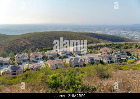 Vista ad angolo di grandi case in una zona residenziale cUL-de-SAC. Vista dal Double Peak Park di un residence di classe media vicino alla strada in cima a un mo Foto Stock