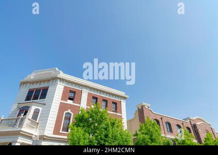 Due edifici con mattoni rossi e pareti bianche a San Marcos, California Foto Stock